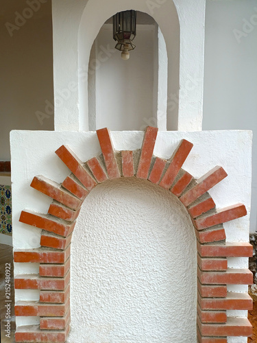 Fotografía Traditional whitewashed wall niche with hanging lantern in North African style