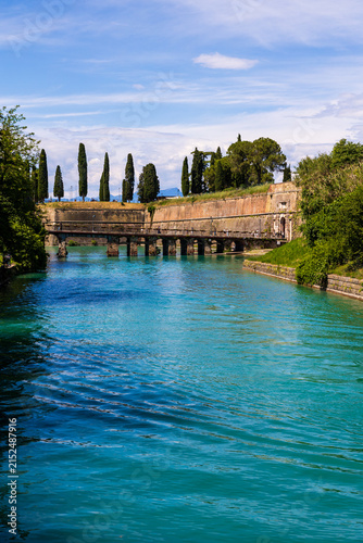 Foto Porta Brescia, gateway to the old town of Peschiera del Garda, crossing the ramp