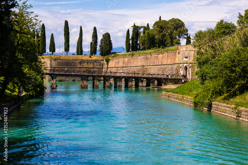 Cuadro en lienzo Porta Brescia, gateway to the old town of Peschiera del Garda, crossing the ramp