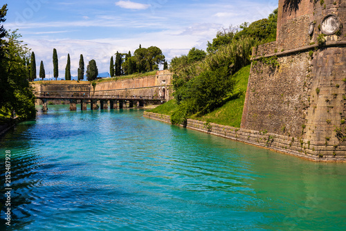 Cuadro en lienzo Porta Brescia, gateway to the old town of Peschiera del Garda, crossing the ramp