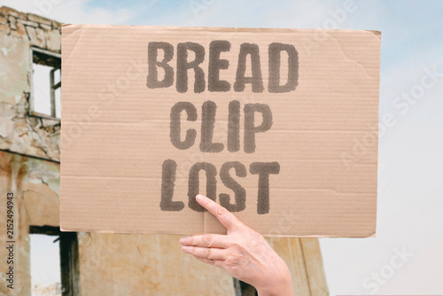 Fotografie "Bread clip lost" Securing the loaf becomes a temporary makeshift solution