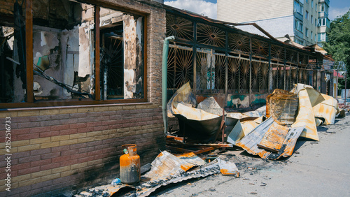 Cuadro en lienzo A burnt and destroyed shop facade in an urban area, a clear result of military h