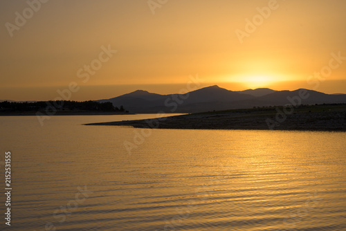 Fotografía Golden sunset over mountain lake