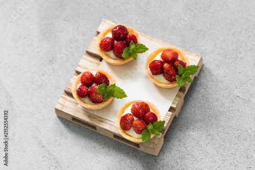 Konstfotografi Mini Strawberry tartlets