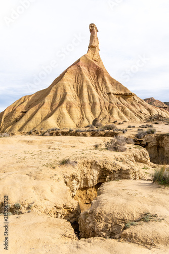 Fotografía Castildetierra eroded rock formation rising above the semi-desert landscape of Bardenas Reales in Navarre, Spain, with natural gullies and arid terrain