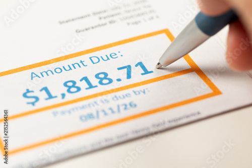 Foto A utility bill displaying the amount due and payment deadline with a pen, illustrating household expenses, budgeting, medical bill payments, personal finance and financial planning