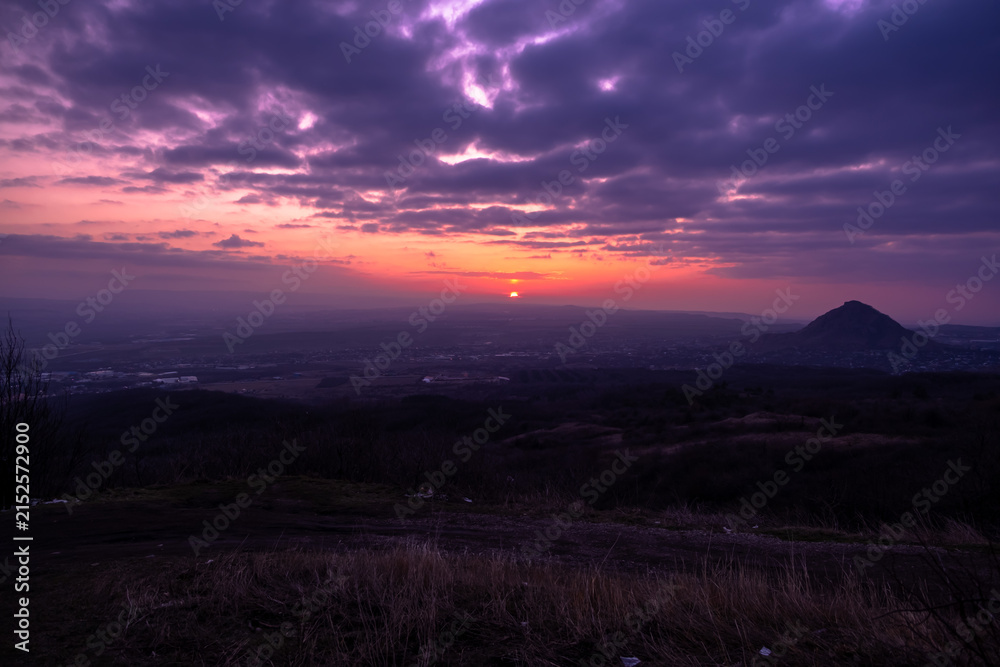 Fototapeta premium A beautiful view of the sunset and the mountain against the evening sky.