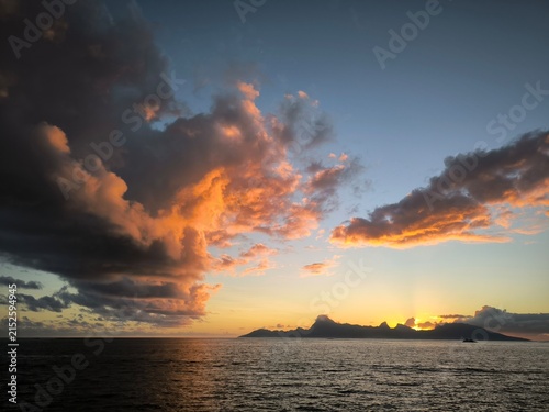 Cuadro en lienzo Sunset on Moorea viewed from Tahiti