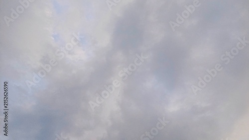 Fotografía Overcast grey sky with soft diffused clouds, indicating weather change