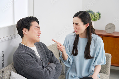 Foto 夫婦喧嘩するミドルエイジの夫婦　リビング