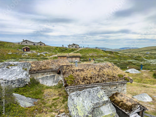 Foto Turf-roofed storehouses at Peer Gynt-hytta, Rondane, Norway
