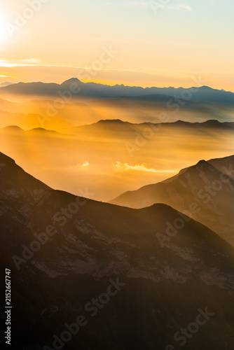 Canvastavla Mar de nubes y rayos de sol al amanecer en Cuatro Palos, Querétaro | Sunrise ove