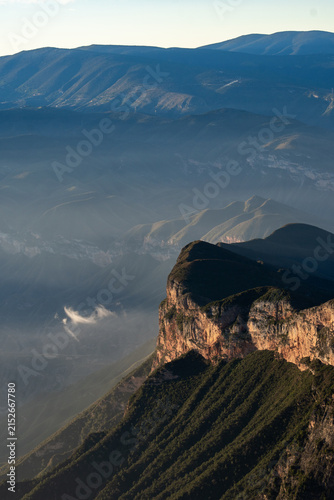 Canvastavla Mar de nubes y rayos de sol al amanecer en Cuatro Palos, Querétaro | Sunrise ove