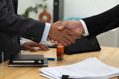 Canvastavla business people shaking hands for business deal at workplace, business deal, bus
