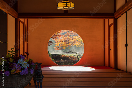 Fotografie 日本の風景・秋　神奈川県鎌倉市　紅葉の明月院　悟りの窓