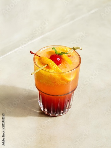 Foto Layered Tequila Sunrise Mocktail Drink Garnished with Orange Slices Mint Leaf an