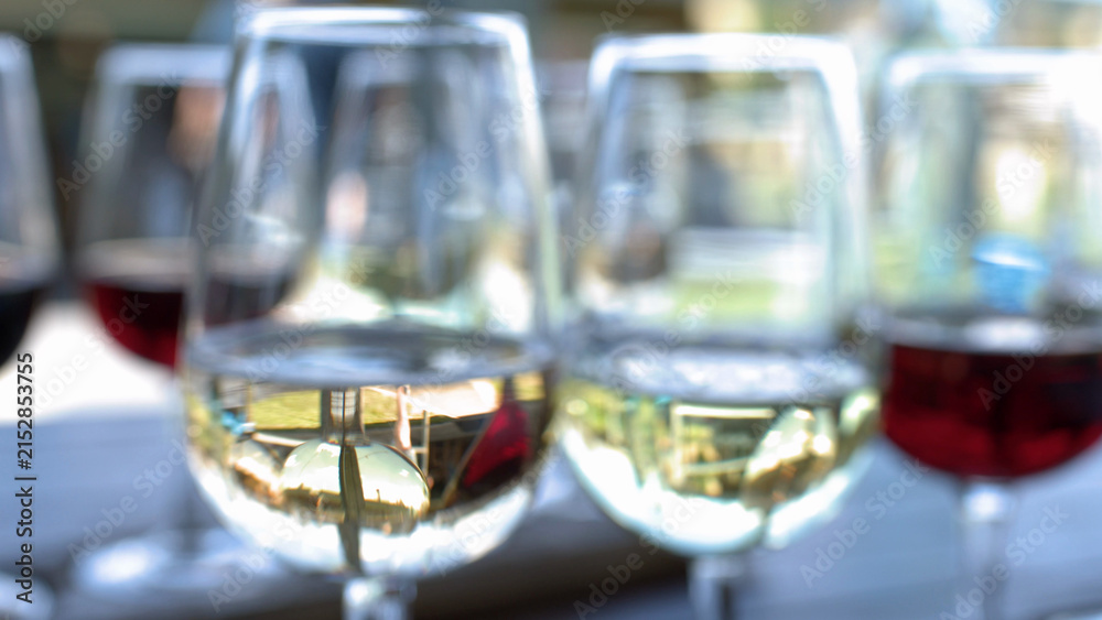 Obraz premium Close Up of White and Red Wine Glasses on Outdoor Table