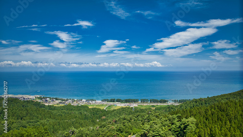 Fotografía 夏の富山県朝日町笹川地区周辺から見た宮崎海岸の様子