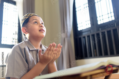 Cuadro en lienzo Captivating youthful believer exhibits profound spiritual devotion offering hear