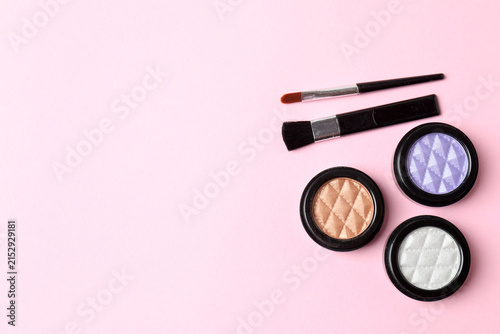 Fotografía Cosmetics and makeup brushes on a pink background, beauty and skincare essentials, flat lay composition