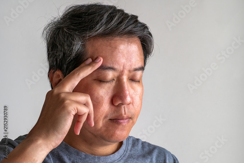 Fotografía Dizziness patient with headache and blurred vision representing medical condition and recovery in healthcare context