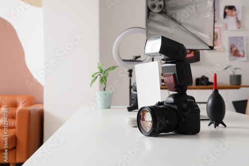 Fotografía Digital single-lens reflex camera with external flash and photography equipment