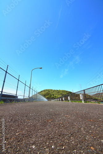 Foto 広がる青空と伸びるアスファルトの道