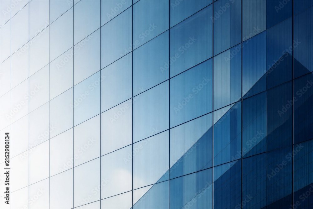 Obraz premium Glass grid facade showing geometric reflections on modern building