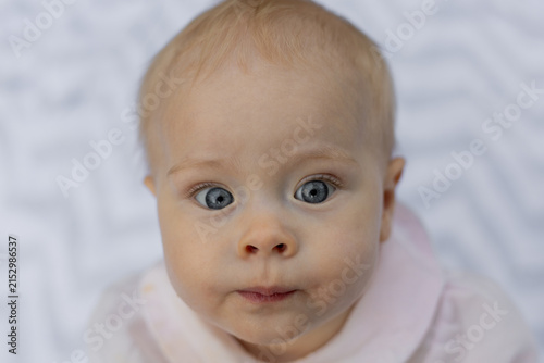 Foto Close-up portrait of a baby with striking blue eyes and fair hair