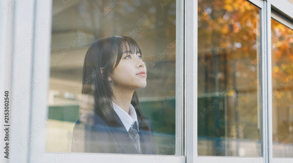 Fototapeta premium 教室から窓の外を見ている生徒のイメージ Japanese highschool student seeing outside 