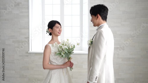 向かい合う新郎新婦