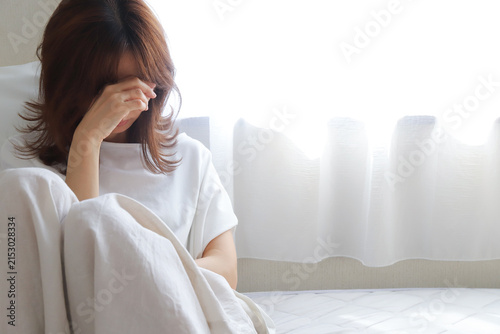 ストレスで落ち込む女性