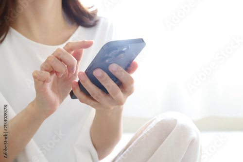 スマートフォンを操作する女性
