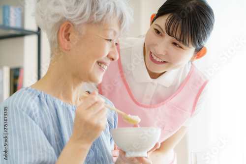 Canvastavla お粥を食べる日本人シニア女性と若い日本人看護師