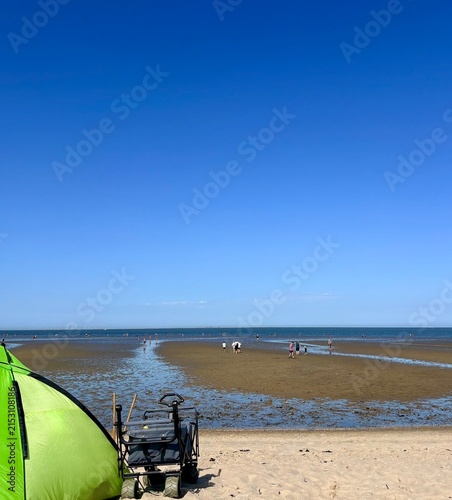 Cuadro en lienzo view of the hooksiel beach on a summer sunday afternoon during ebbe, germany