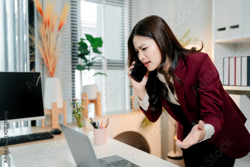 Canvastavla Asian businesswoman discussing a problem on a smartphone
