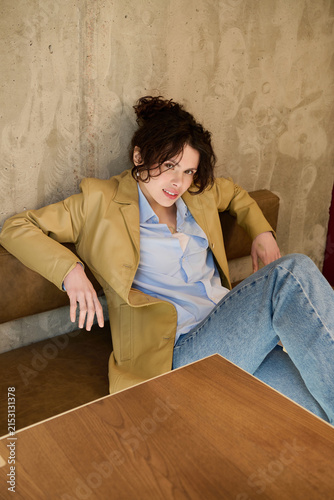 Foto Stylish young woman enjoying a cozy cafe ambiance during break