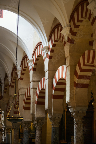 Fotografie Moorish arches inside the Mosque-Cathedral of Cordoba, Spain