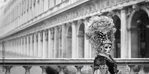 A waltz of timeless glances moves between the porticoes illuminated by the dawn