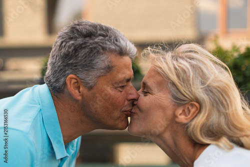 Foto Close-up of an affectionate kiss between a mature couple