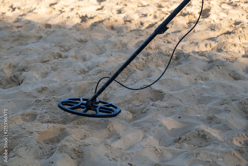 Fotografía Metal detector searching sandy beach for coins, jewelry and hidden treasures