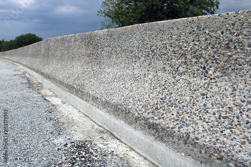 Bild auf Leinwand Muret en béton désactivé à finition minérale apparente béton lavé pour aménageme