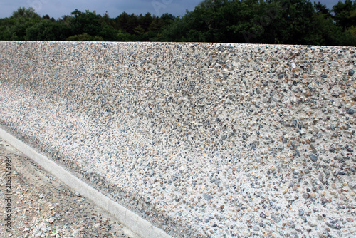 Bild auf Leinwand Muret en béton désactivé à finition minérale apparente béton lavé pour aménageme