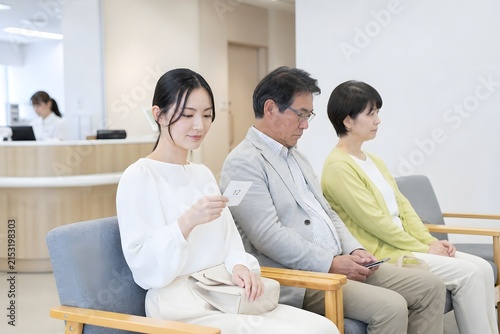 Fototapeta 検査の順番を待つ待合の人たち