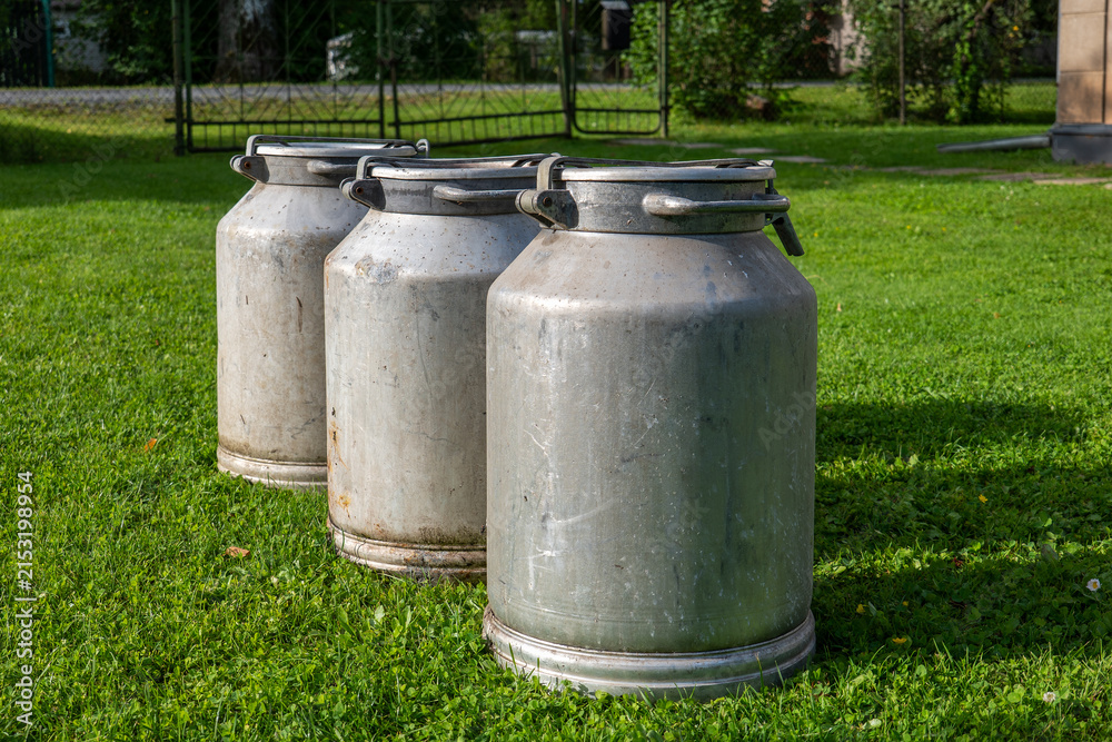 Obraz premium Traditional Milk Churns Represent Sustainable Cow Farming, Dairy Processing, and Profit