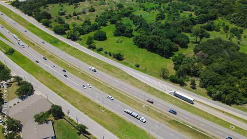 Konstfotografi Multilane transit stretches alongside South Blvd Interstate 35W in Dallas Fort Worth suburbs
