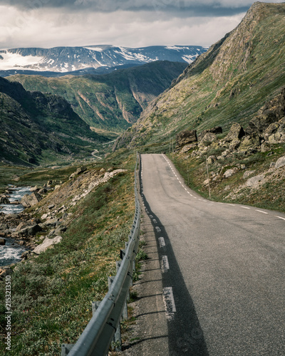 Obraz na plátně Vertical perspective of the Fv55 Sognefjellsvegen highway descending into a lush