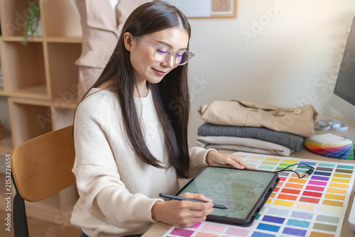 アパレル商品企画中の女性