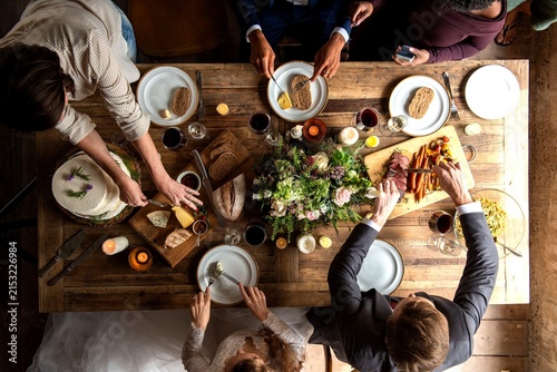 Foto Top view of a diverse group enjoying a meal at a rustic wooden table