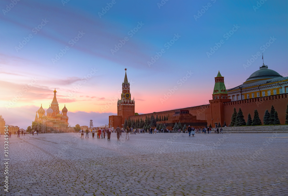 Fototapeta premium Kremlin and Cathedral of St. Basil with Red Square in Moscow at sunset